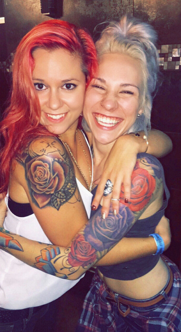 Симпатичные улыбчивые подруги