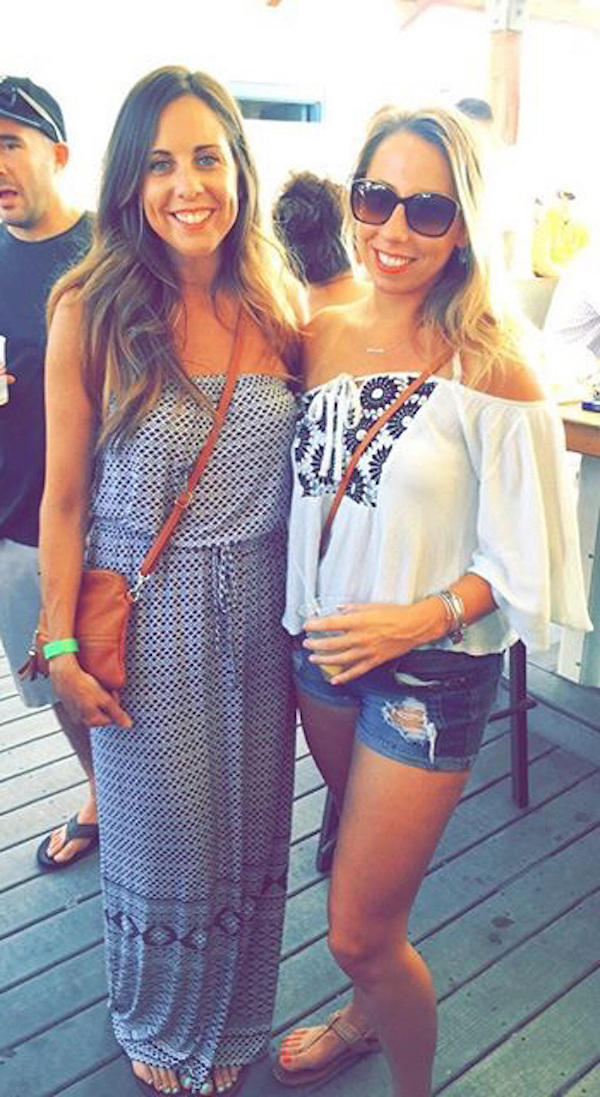 Симпатичные улыбчивые подруги