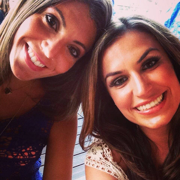 Симпатичные улыбчивые подруги