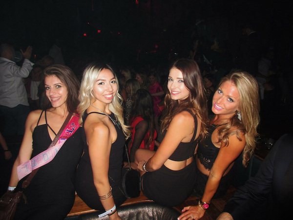 Симпатичные улыбчивые подруги