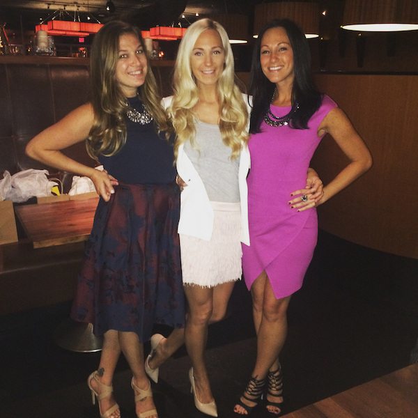 Симпатичные улыбчивые подруги