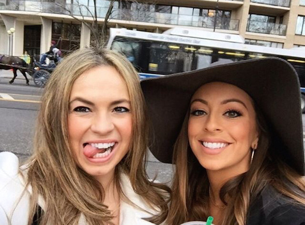 Симпатичные улыбчивые подруги