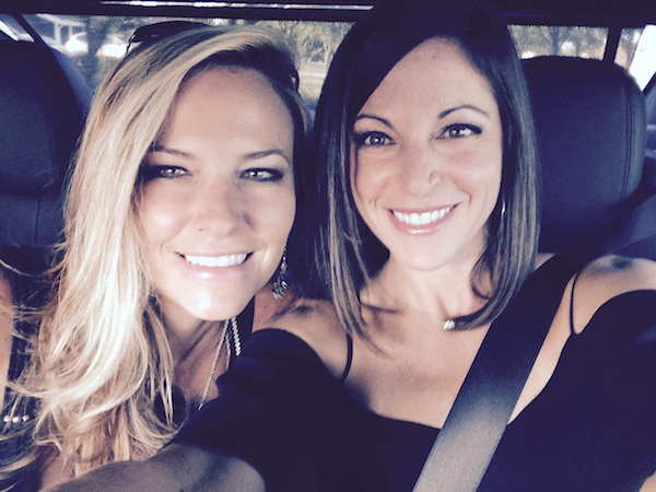 Симпатичные улыбчивые подруги