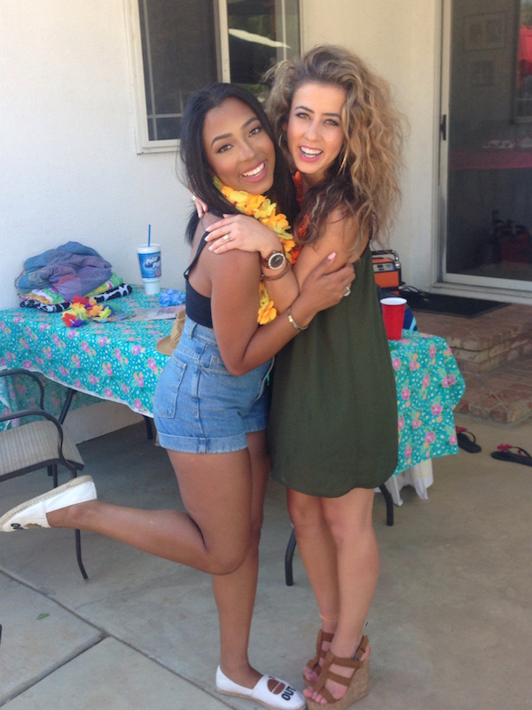 Симпатичные улыбчивые подруги