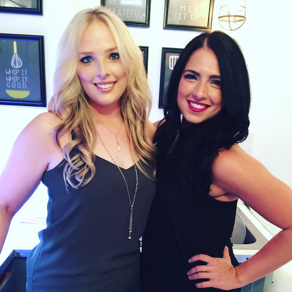 Симпатичные улыбчивые подруги