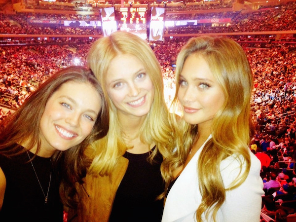 Симпатичные улыбчивые подруги