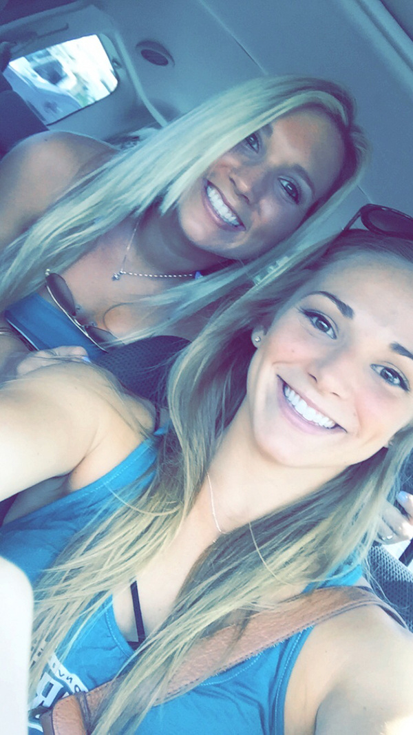 Симпатичные улыбчивые подруги