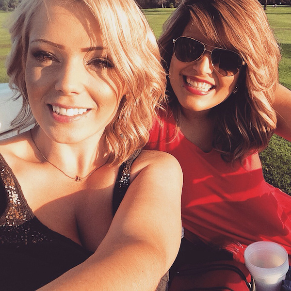 Симпатичные улыбчивые подруги