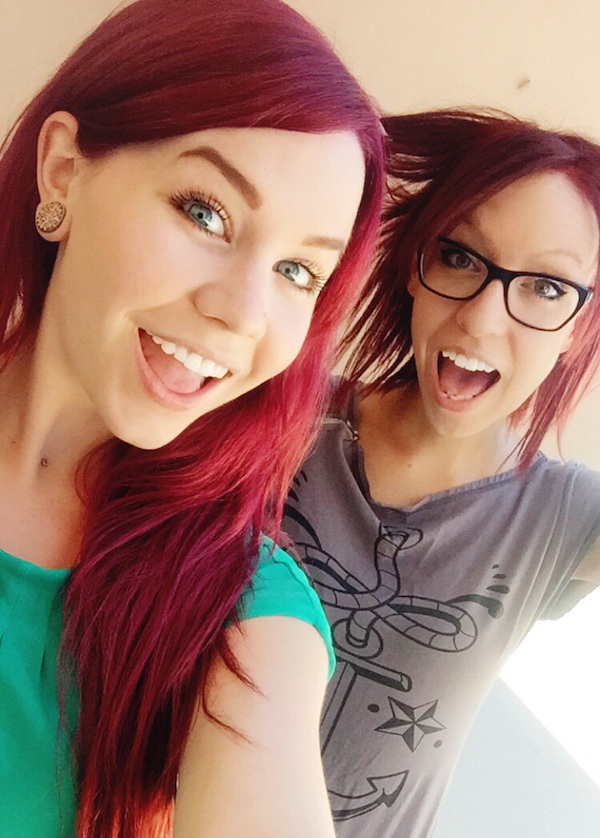 Симпатичные улыбчивые подруги