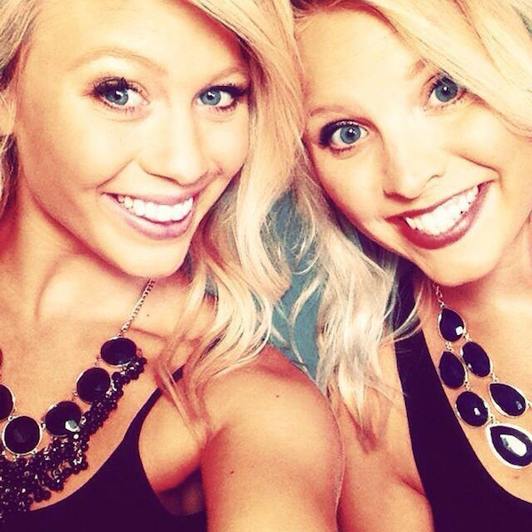 Симпатичные улыбчивые подруги