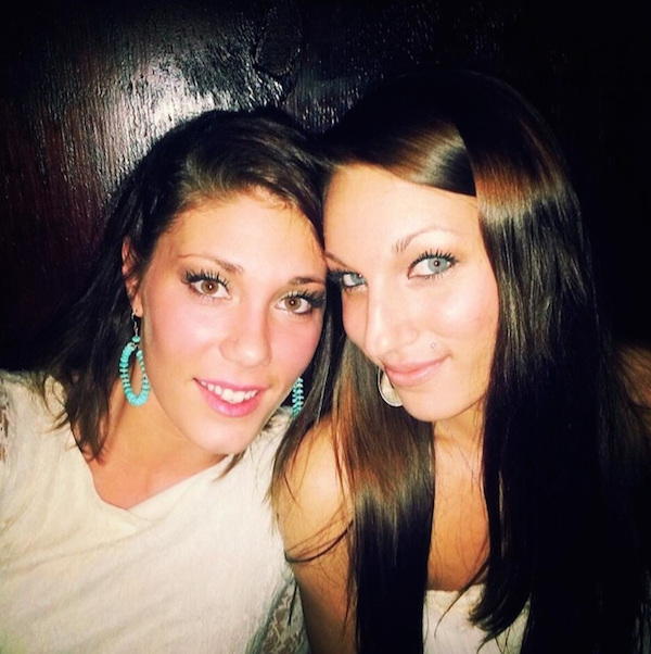 Симпатичные улыбчивые подруги