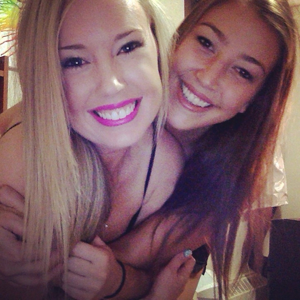 Симпатичные улыбчивые подруги