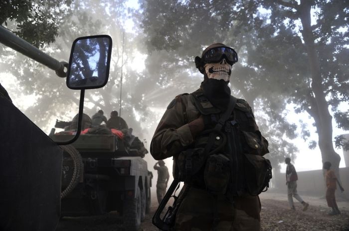 Реакция общественности на снимок французского солдата в стиле Call of Duty (4 фото)