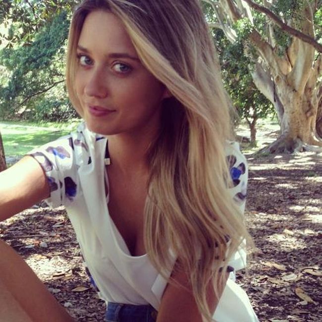 Девушки фотографируют себя (43 фото)