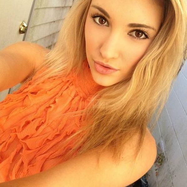 Девушки фотографируют себя (43 фото)