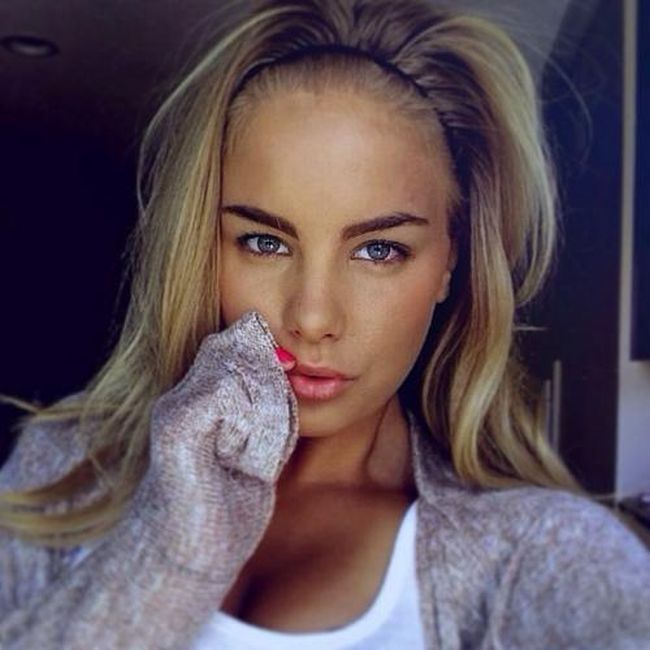 Девушки фотографируют себя (43 фото)