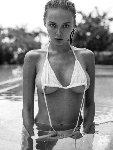 Девушки купаются