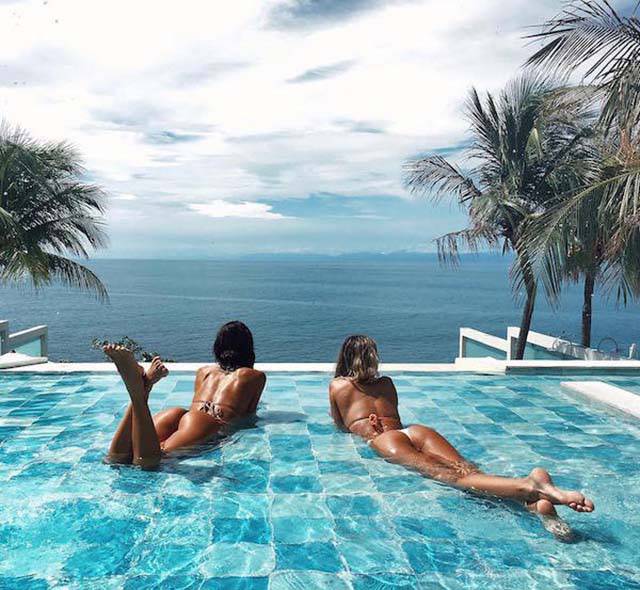 Девушки купаются