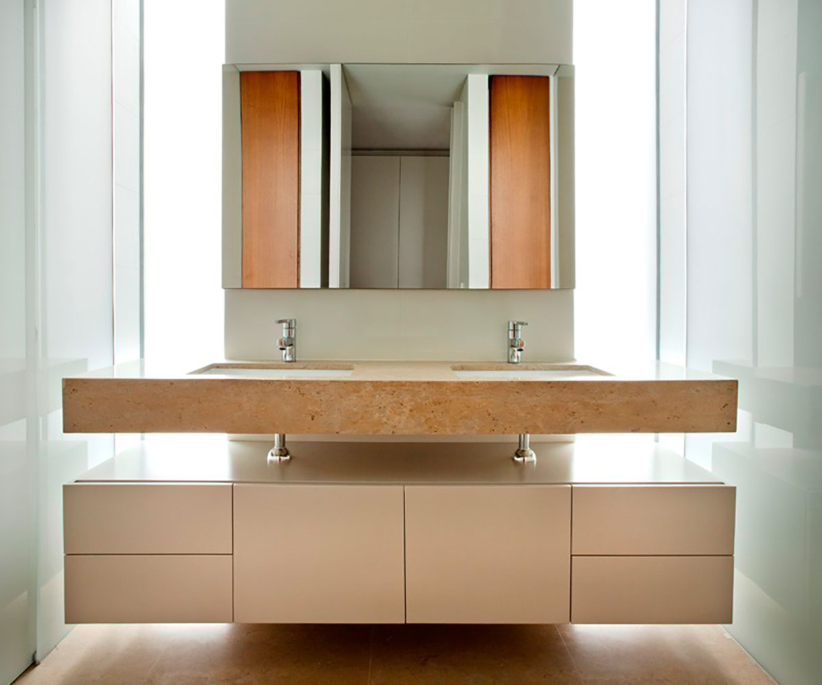 Современный одноэтажный дом в сосновом лесу