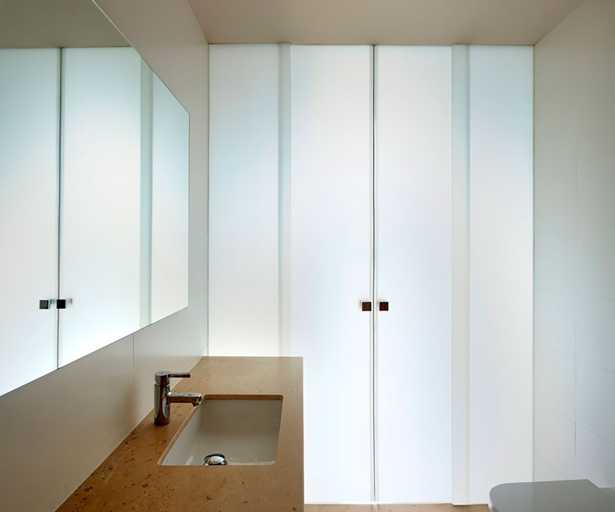 Современный одноэтажный дом в сосновом лесу