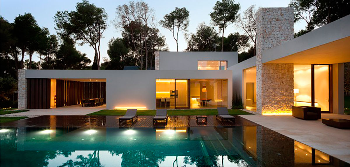 Современный одноэтажный дом в сосновом лесу