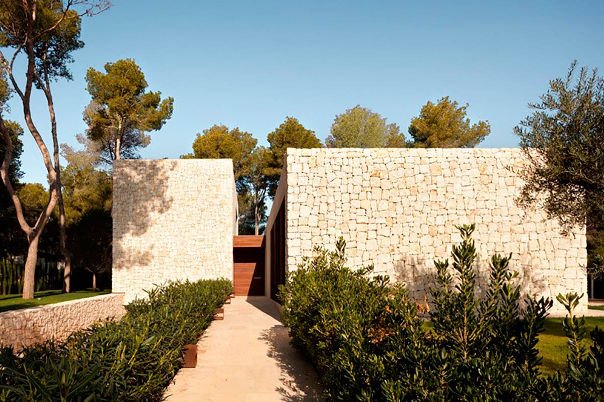 Современный одноэтажный дом в сосновом лесу