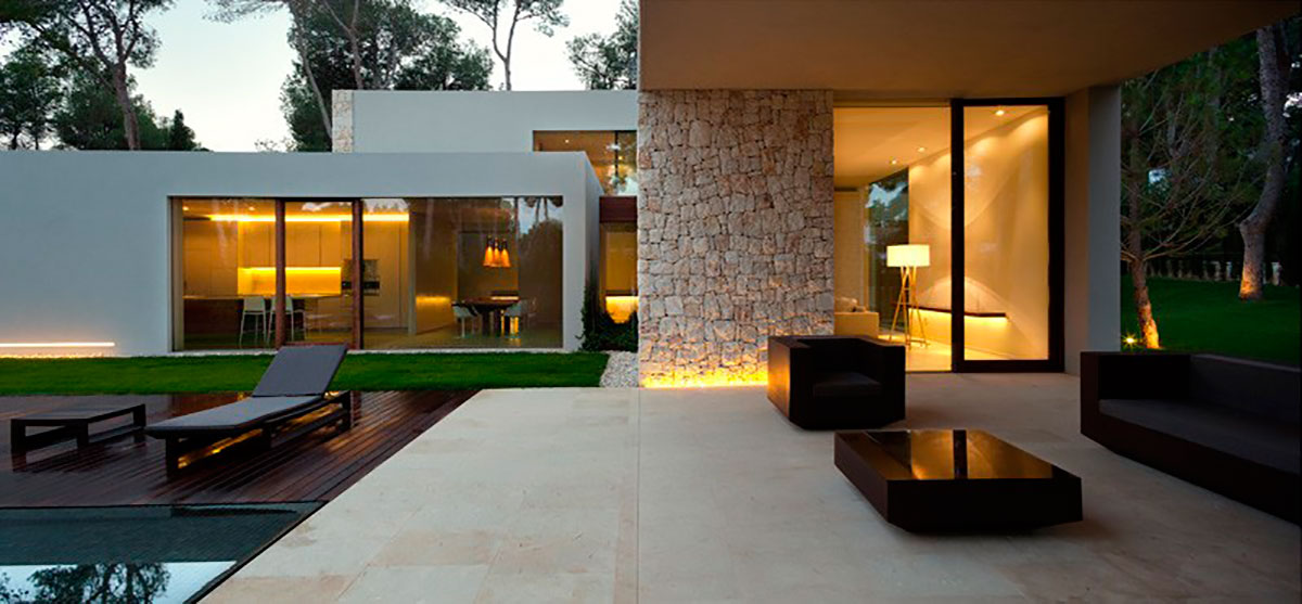 Современный одноэтажный дом в сосновом лесу