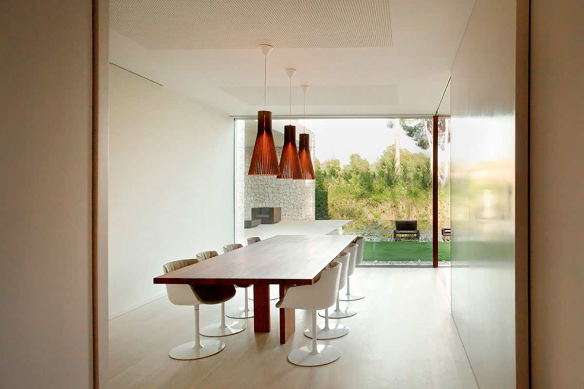 Современный одноэтажный дом в сосновом лесу