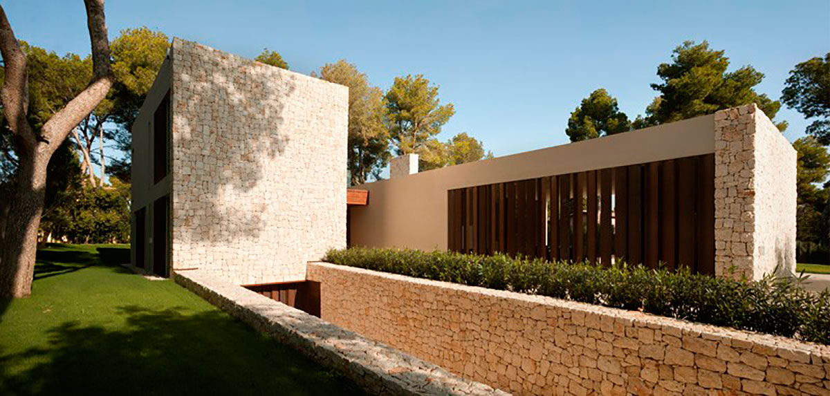 Современный одноэтажный дом в сосновом лесу