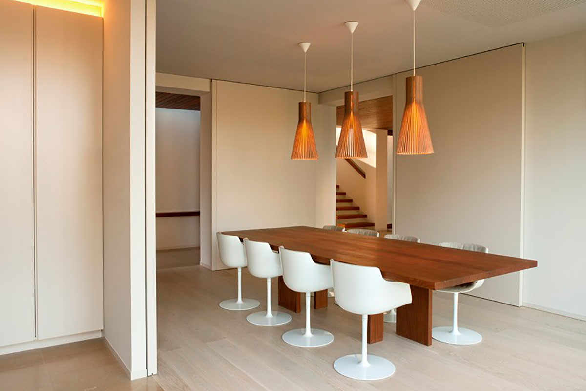 Современный одноэтажный дом в сосновом лесу