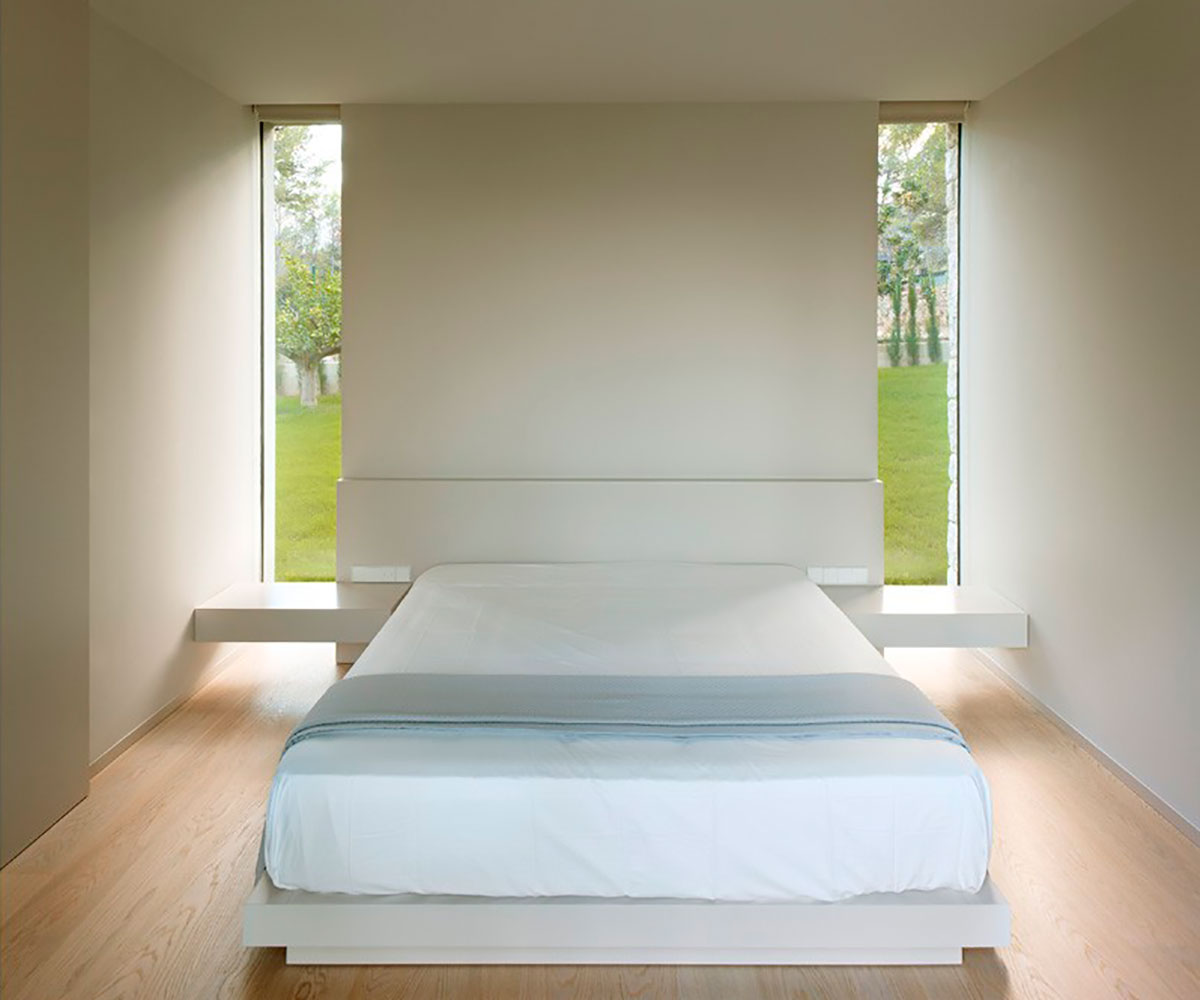 Современный одноэтажный дом в сосновом лесу