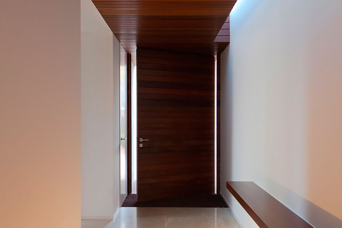 Современный одноэтажный дом в сосновом лесу