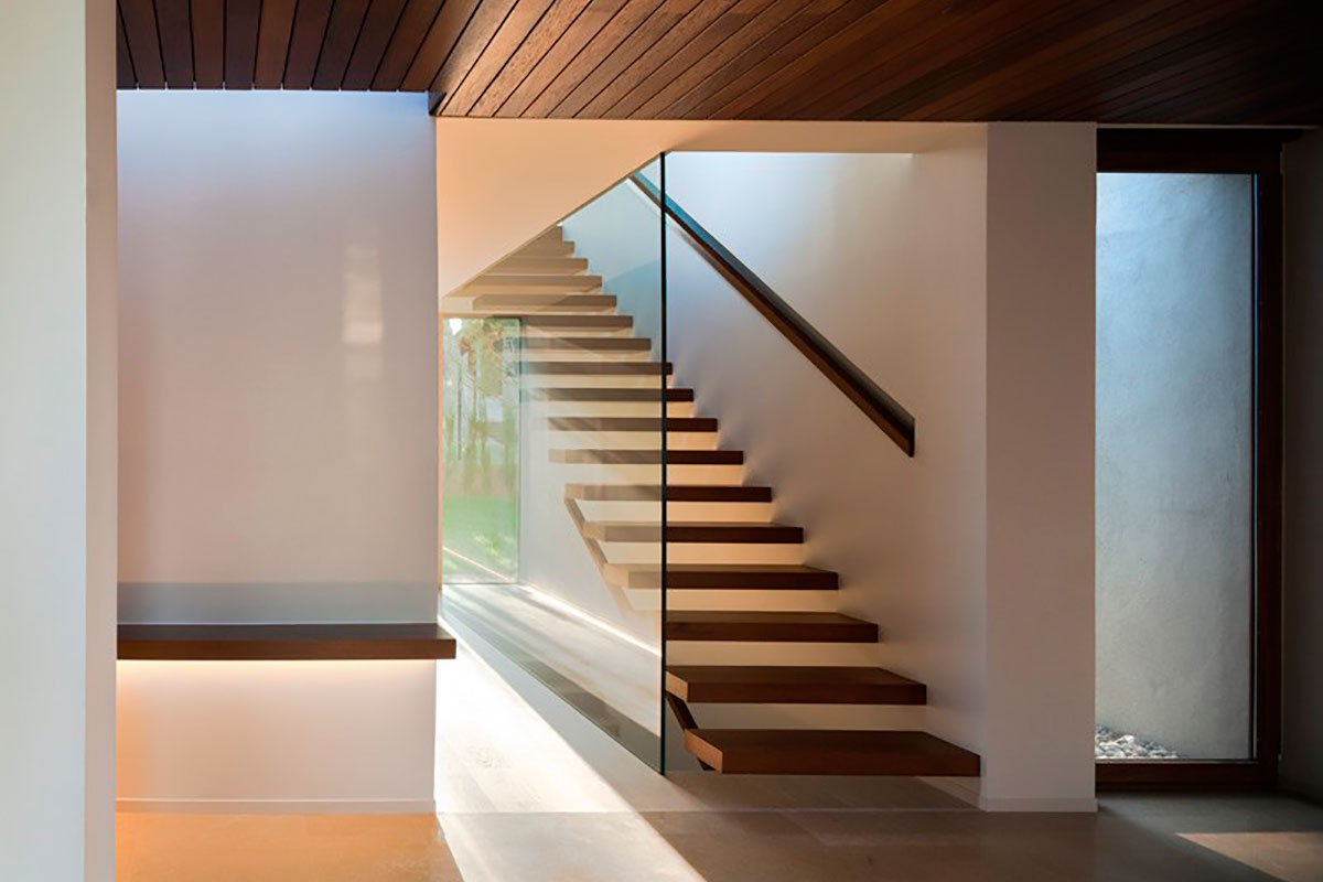 Современный одноэтажный дом в сосновом лесу