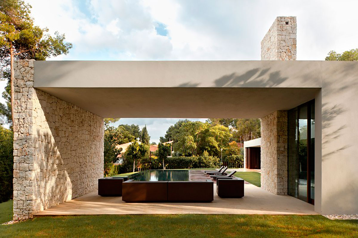 Современный одноэтажный дом в сосновом лесу