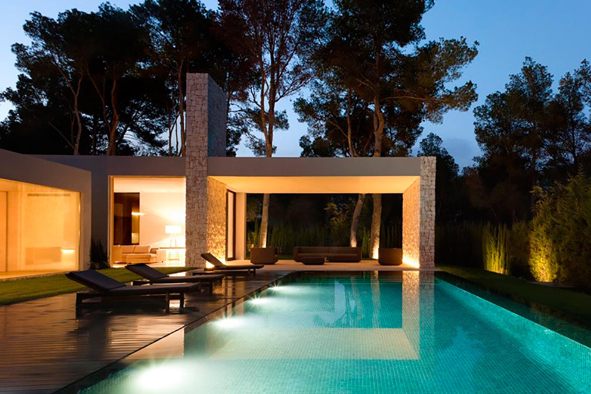 Современный одноэтажный дом в сосновом лесу