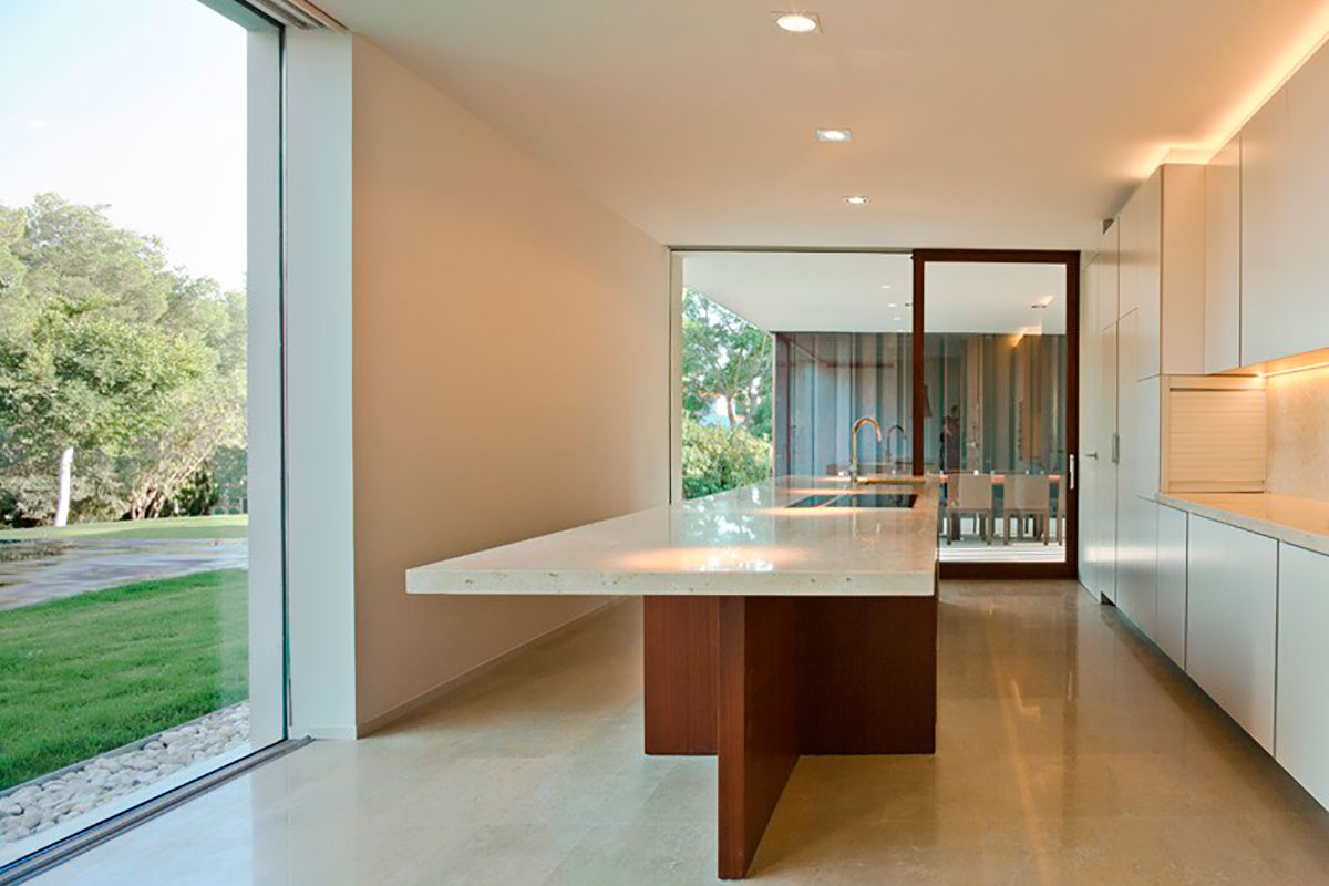 Современный одноэтажный дом в сосновом лесу