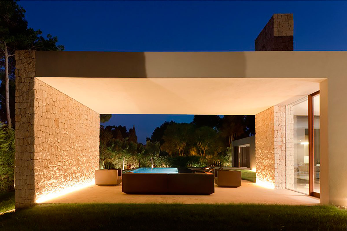 Современный одноэтажный дом в сосновом лесу