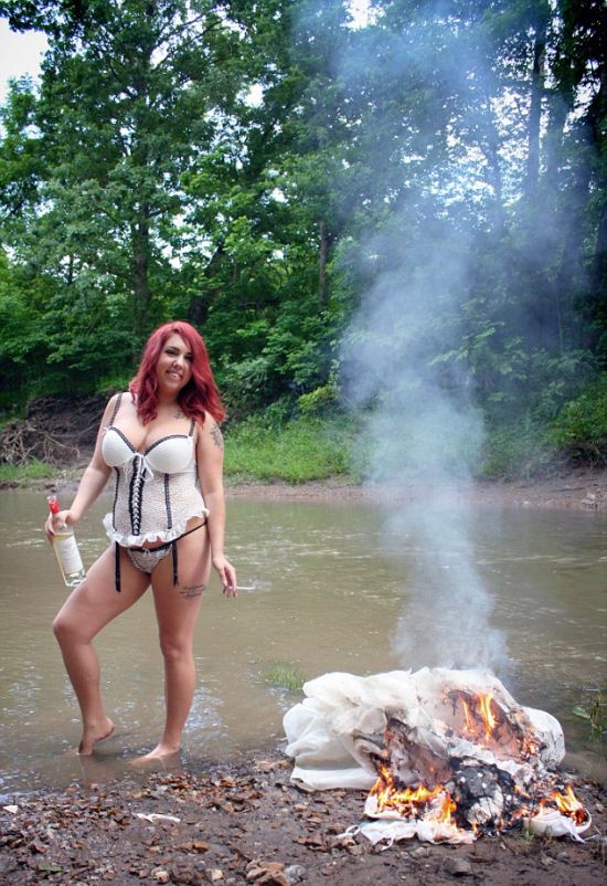 Девушка отпраздновала развод фотосессией с уничтожением свадебного платья