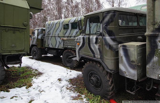 Березки, снег и списанная военная техника