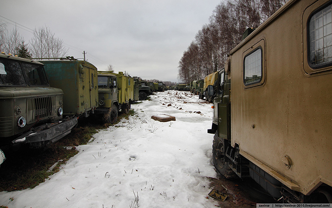 Березки, снег и списанная военная техника