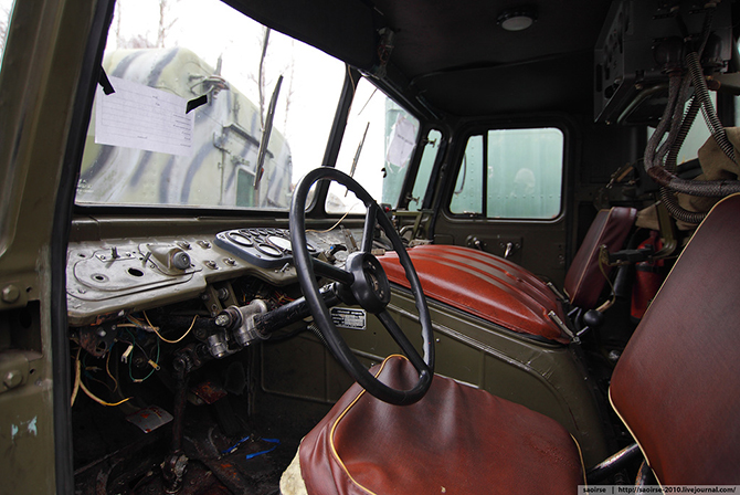 Березки, снег и списанная военная техника