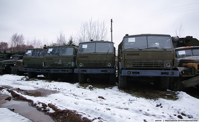 Березки, снег и списанная военная техника