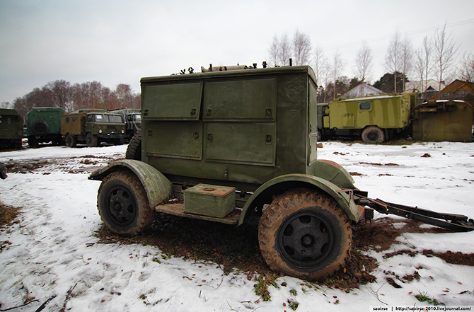 Березки, снег и списанная военная техника