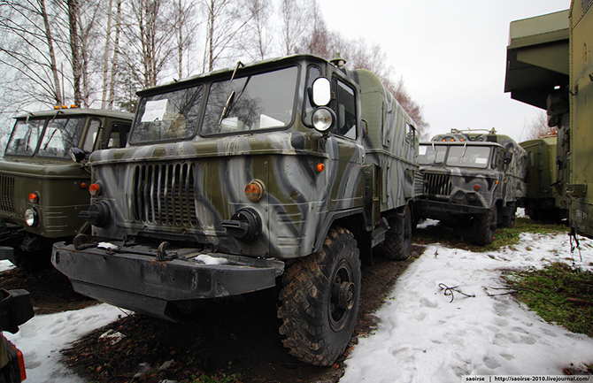 Березки, снег и списанная военная техника
