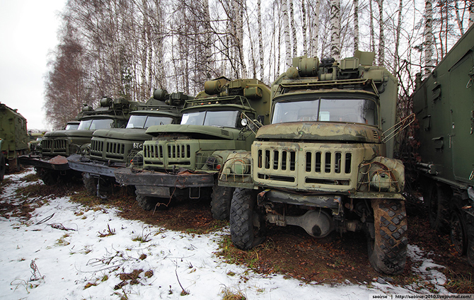 Березки, снег и списанная военная техника
