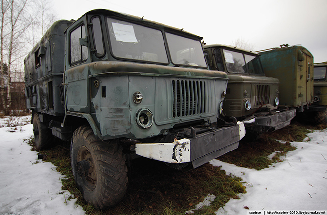 Березки, снег и списанная военная техника