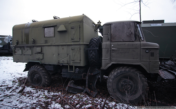 Березки, снег и списанная военная техника