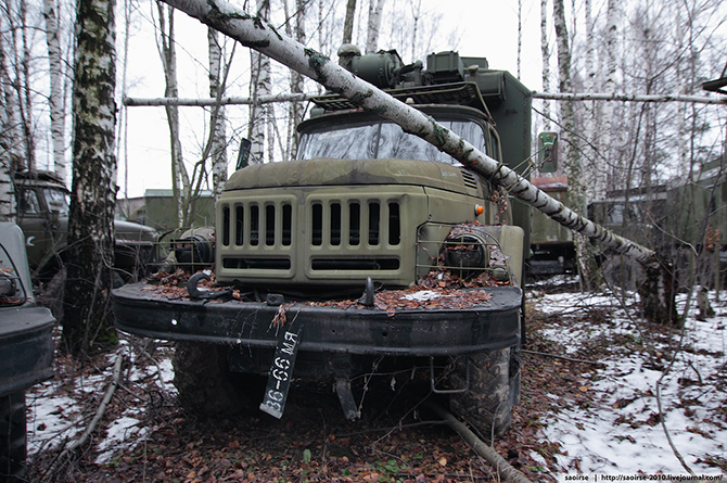 Березки, снег и списанная военная техника