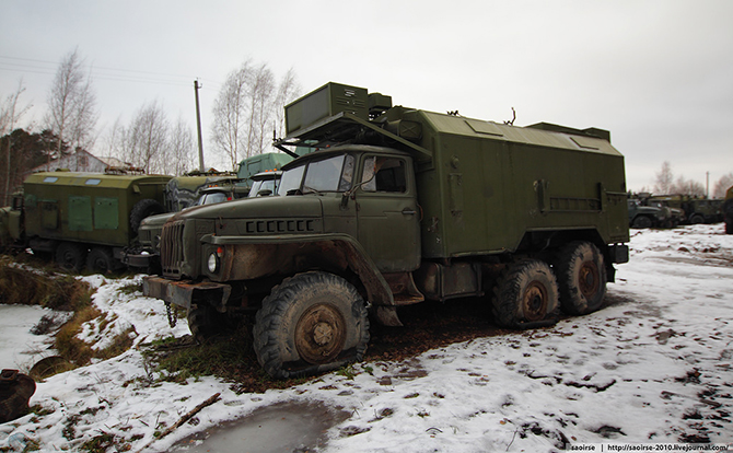 Березки, снег и списанная военная техника