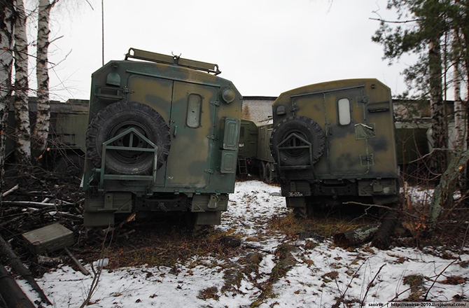 Березки, снег и списанная военная техника